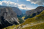 Trekking nel Parco Naturale Puez-Odle. La lunga discesa dal Rifugio Puez a Selva in Valgardena lungo la Vallelunga. 